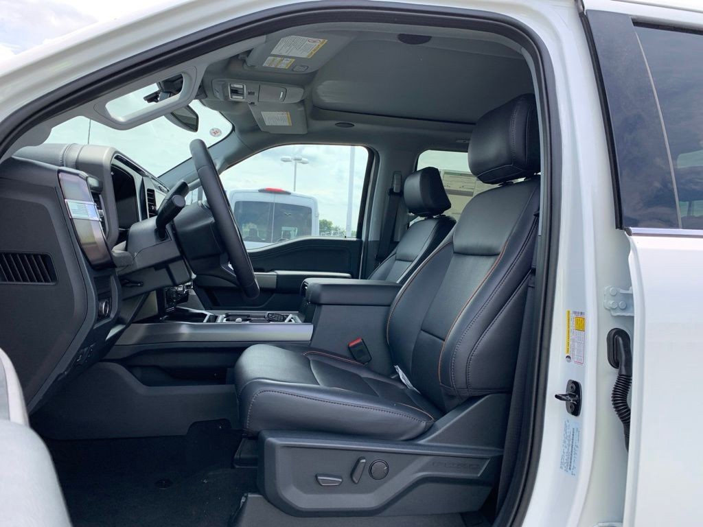 Ford F-250SD Vehicle Full-screen Gallery Image 5