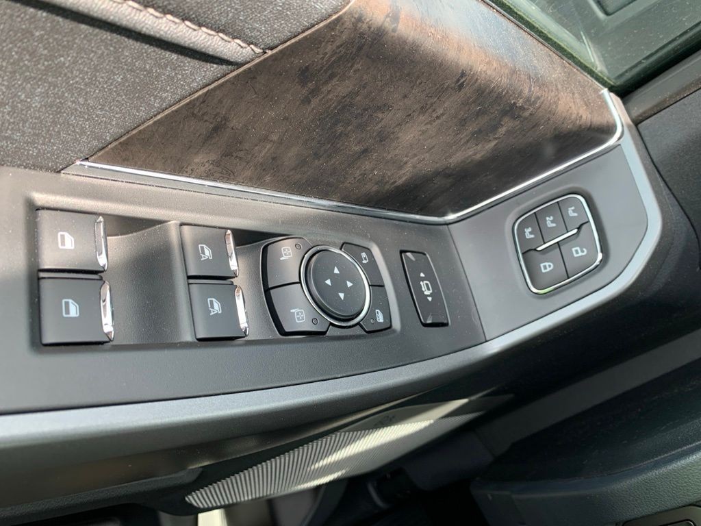 Ford F-250SD Vehicle Full-screen Gallery Image 11