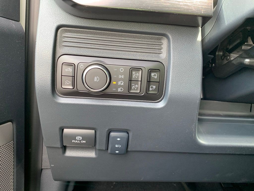 Ford F-250SD Vehicle Full-screen Gallery Image 12