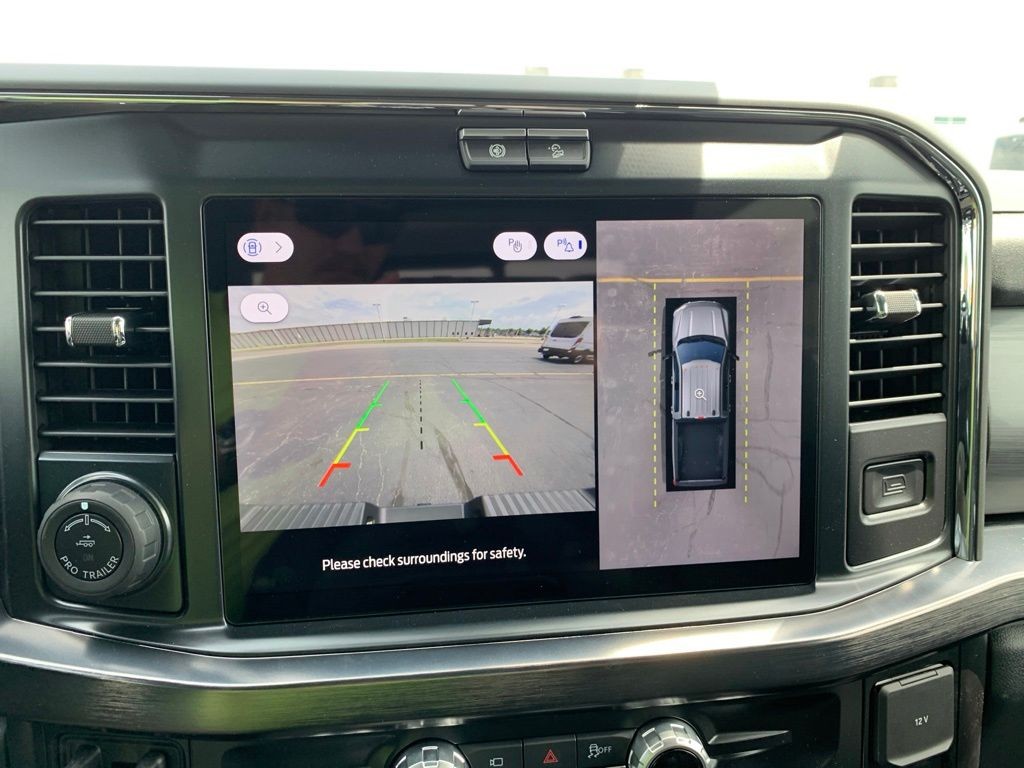 Ford F-250SD Vehicle Full-screen Gallery Image 16
