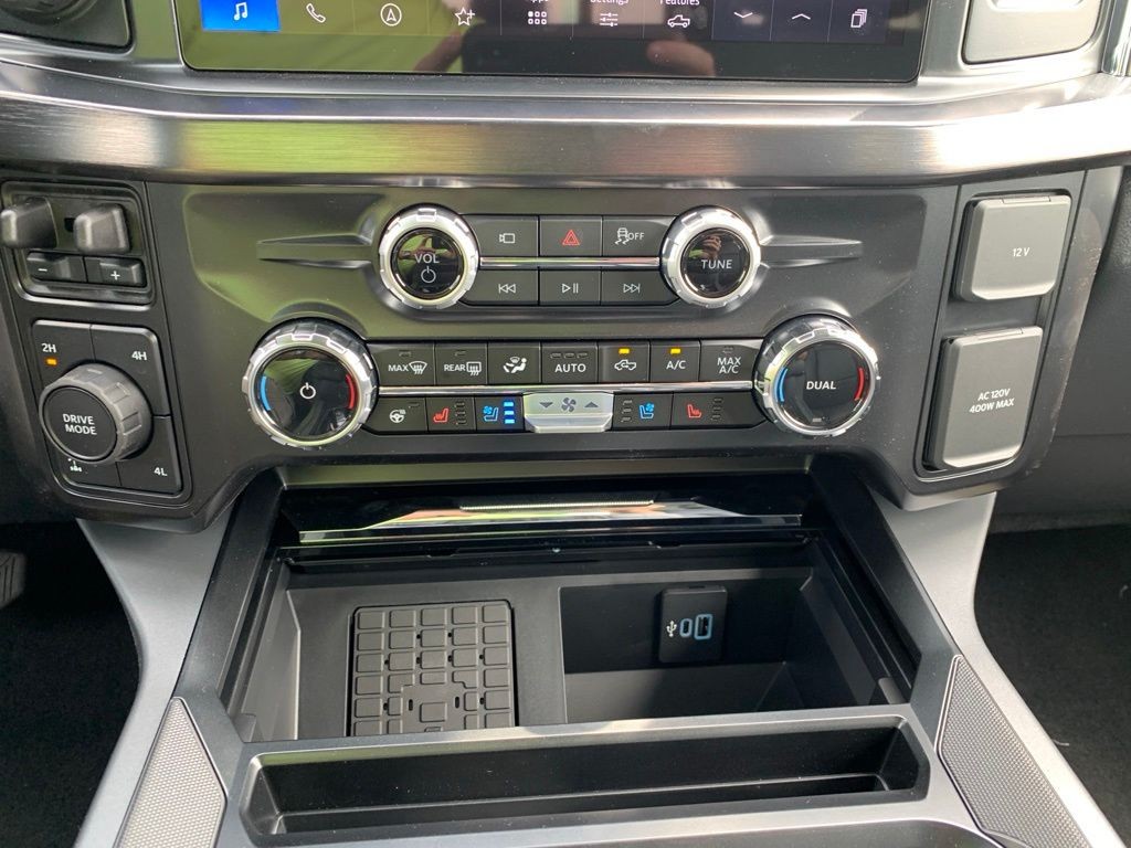 Ford F-250SD Vehicle Full-screen Gallery Image 17