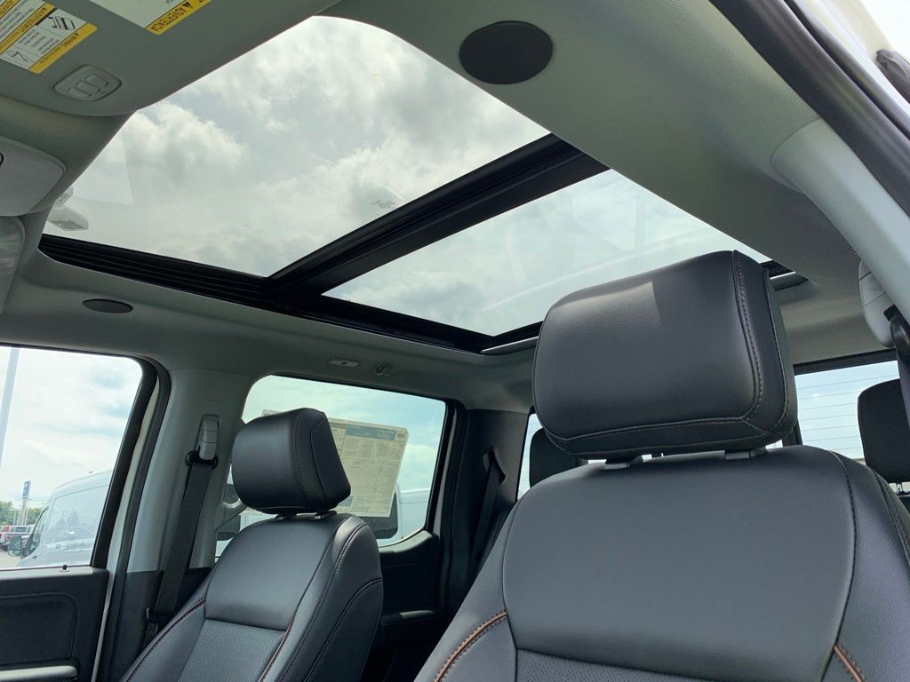 Ford F-250SD Vehicle Full-screen Gallery Image 18
