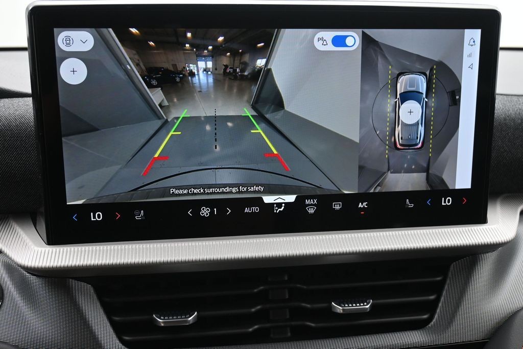Ford Explorer Vehicle Full-screen Gallery Image 12