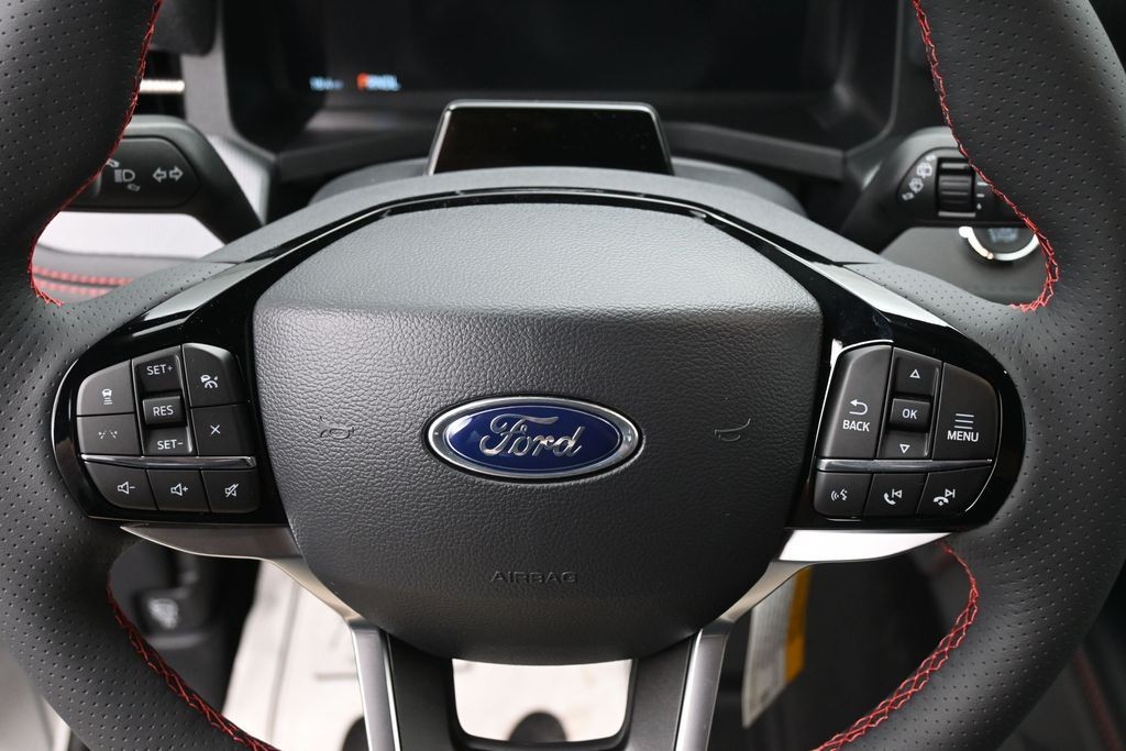 Ford Explorer Vehicle Full-screen Gallery Image 18