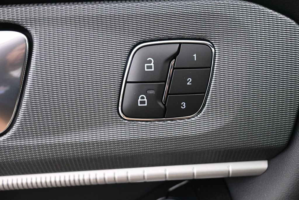 Ford Explorer Vehicle Full-screen Gallery Image 23