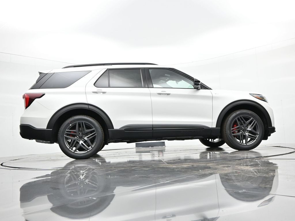 Ford Explorer Vehicle Full-screen Gallery Image 33