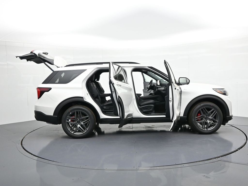 Ford Explorer Vehicle Full-screen Gallery Image 34