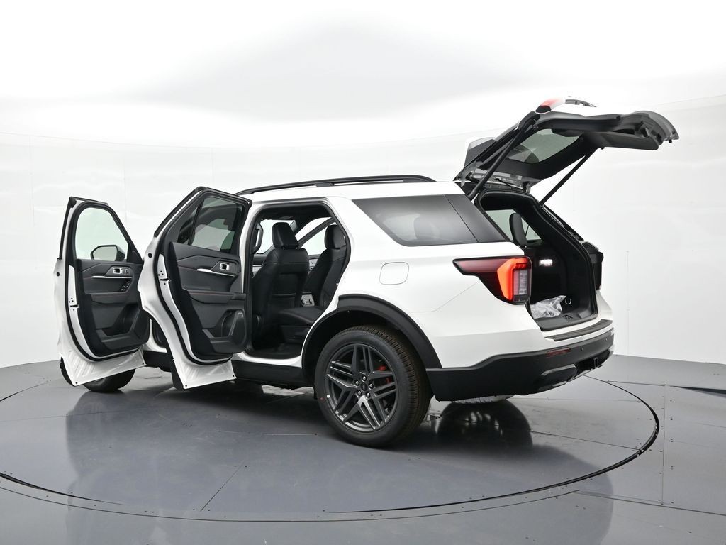 Ford Explorer Vehicle Full-screen Gallery Image 35