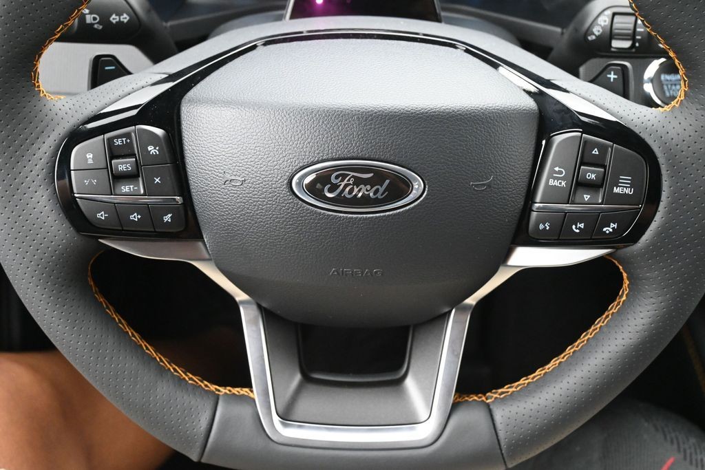 Ford Explorer Vehicle Full-screen Gallery Image 18