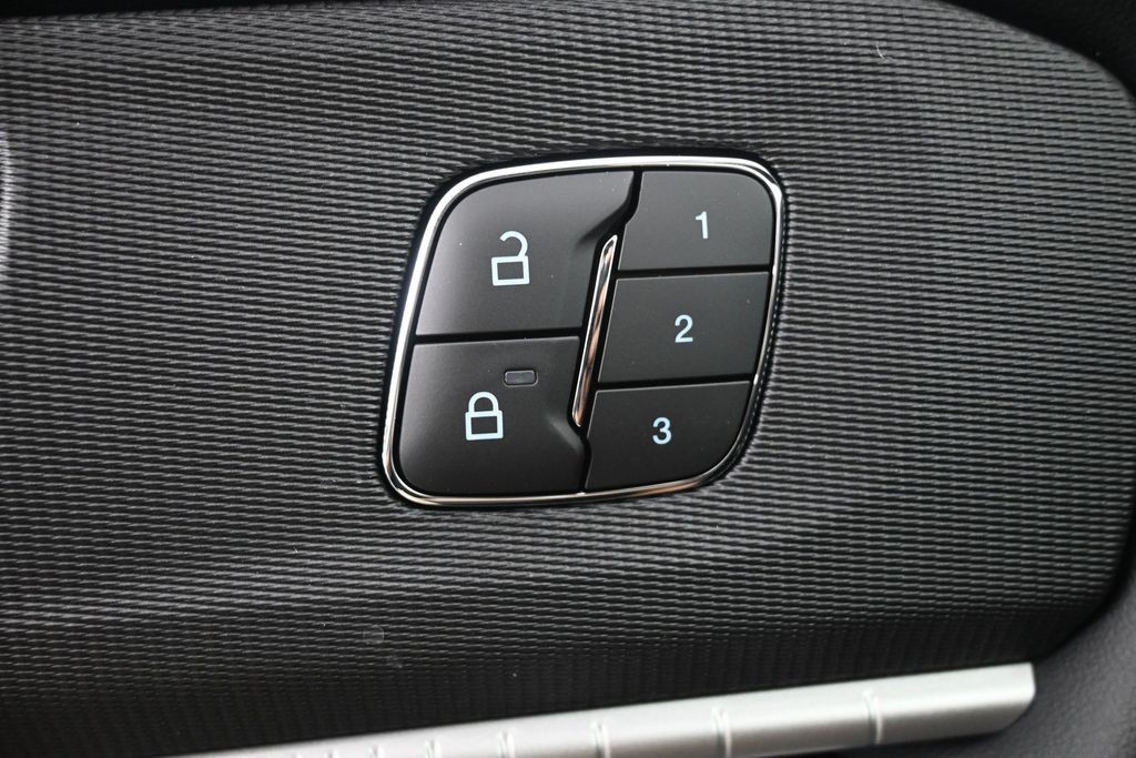 Ford Explorer Vehicle Full-screen Gallery Image 22