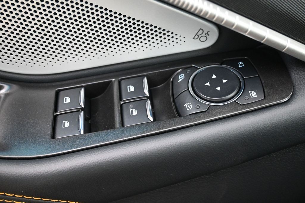 Ford Explorer Vehicle Full-screen Gallery Image 23
