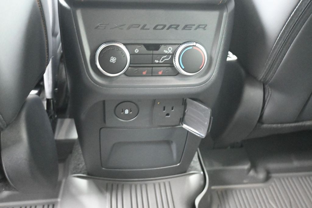 Ford Explorer Vehicle Full-screen Gallery Image 25