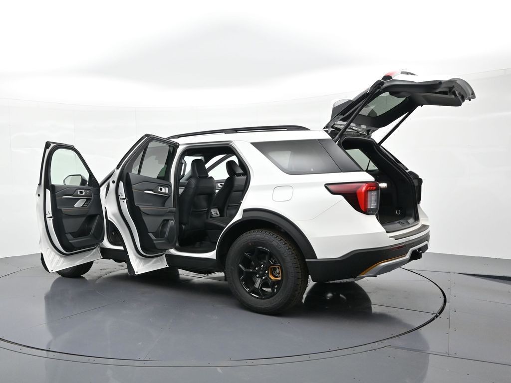 Ford Explorer Vehicle Full-screen Gallery Image 35