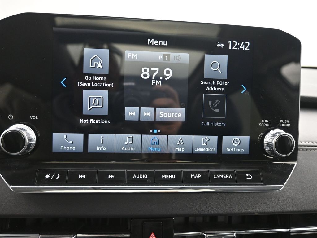 Mitsubishi Outlander PHEV Vehicle Full-screen Gallery Image 12