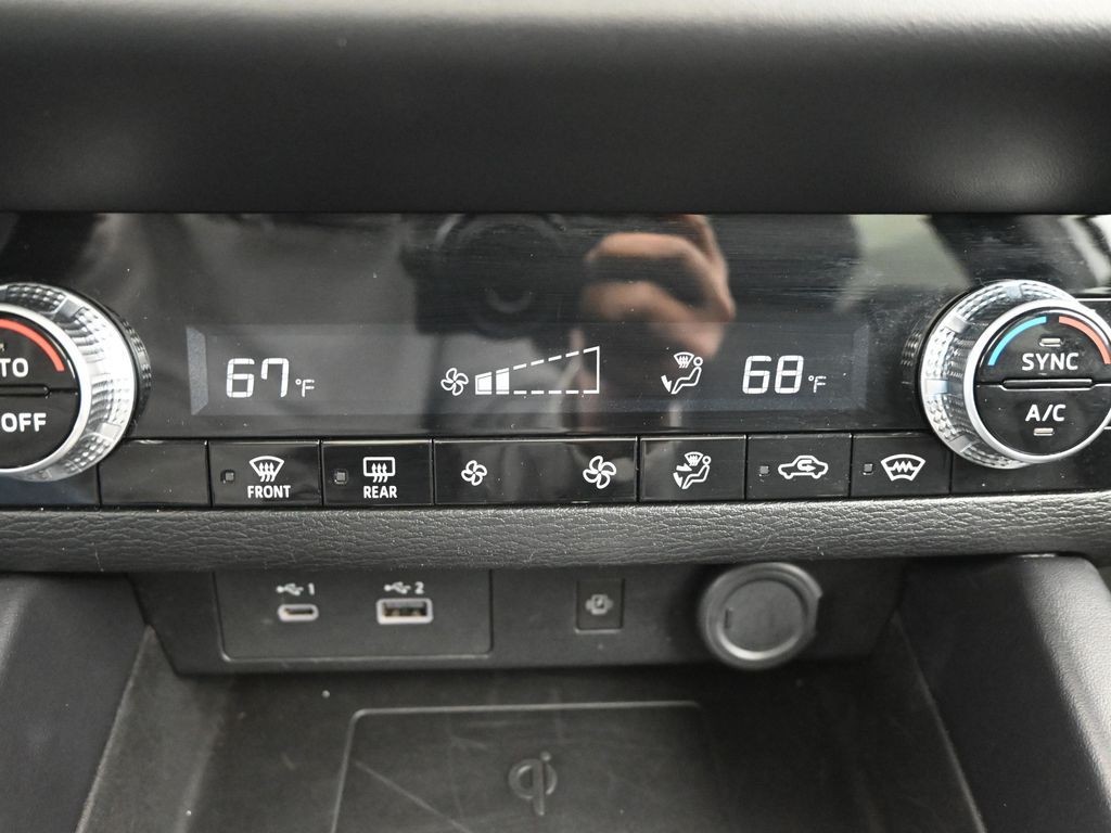 Mitsubishi Outlander PHEV Vehicle Full-screen Gallery Image 13