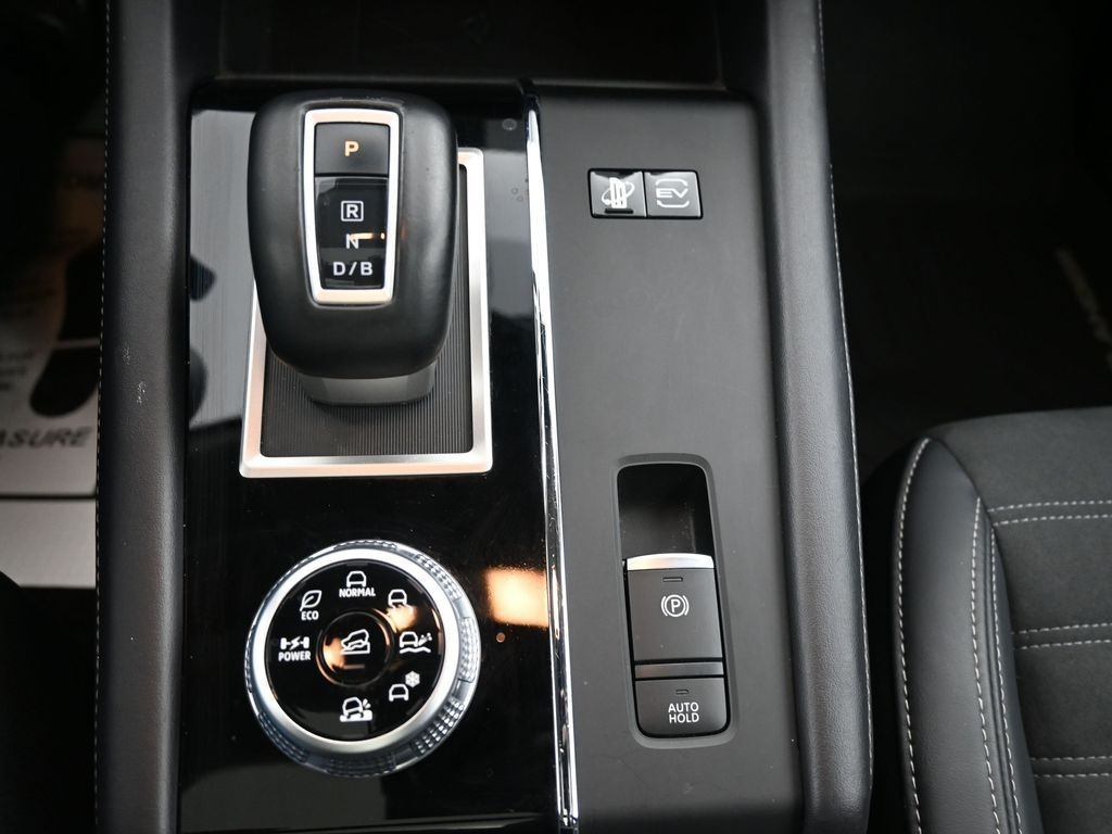 Mitsubishi Outlander PHEV Vehicle Full-screen Gallery Image 15