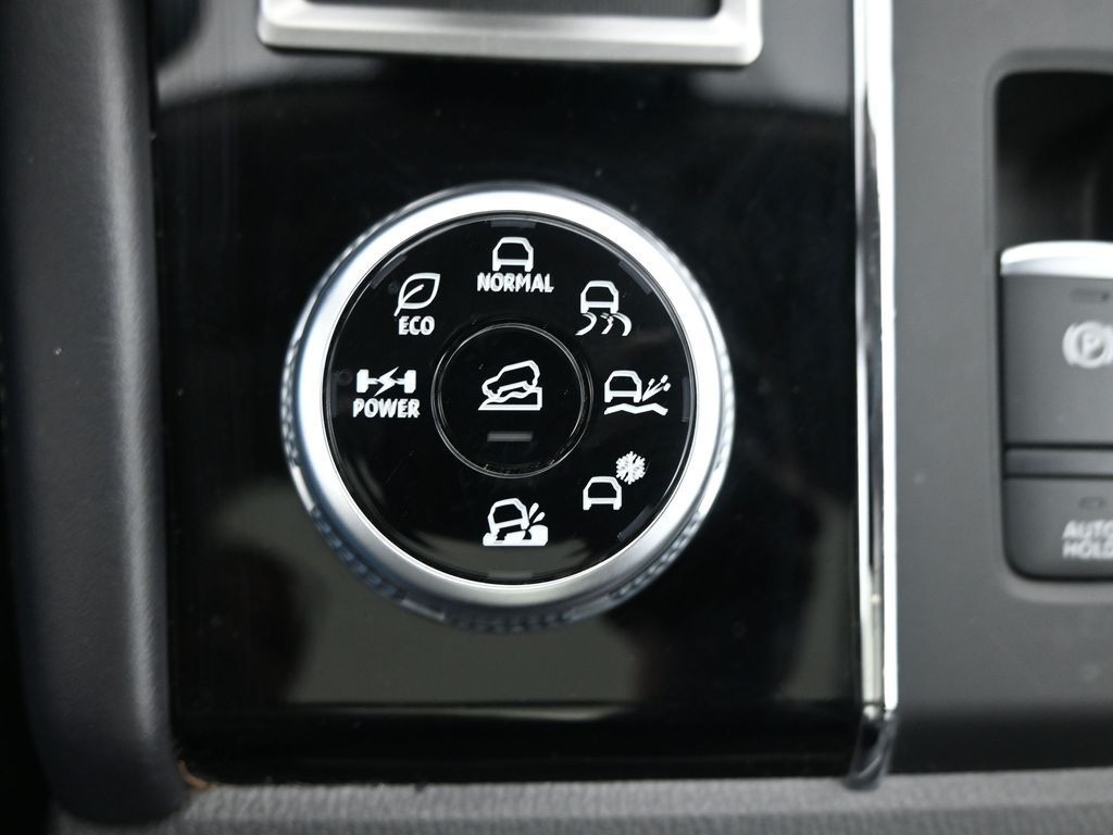 Mitsubishi Outlander PHEV Vehicle Full-screen Gallery Image 16