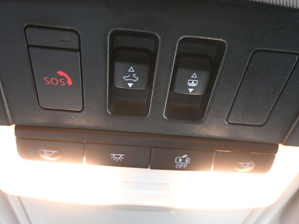 Mitsubishi Outlander PHEV Vehicle Full-screen Gallery Image 18