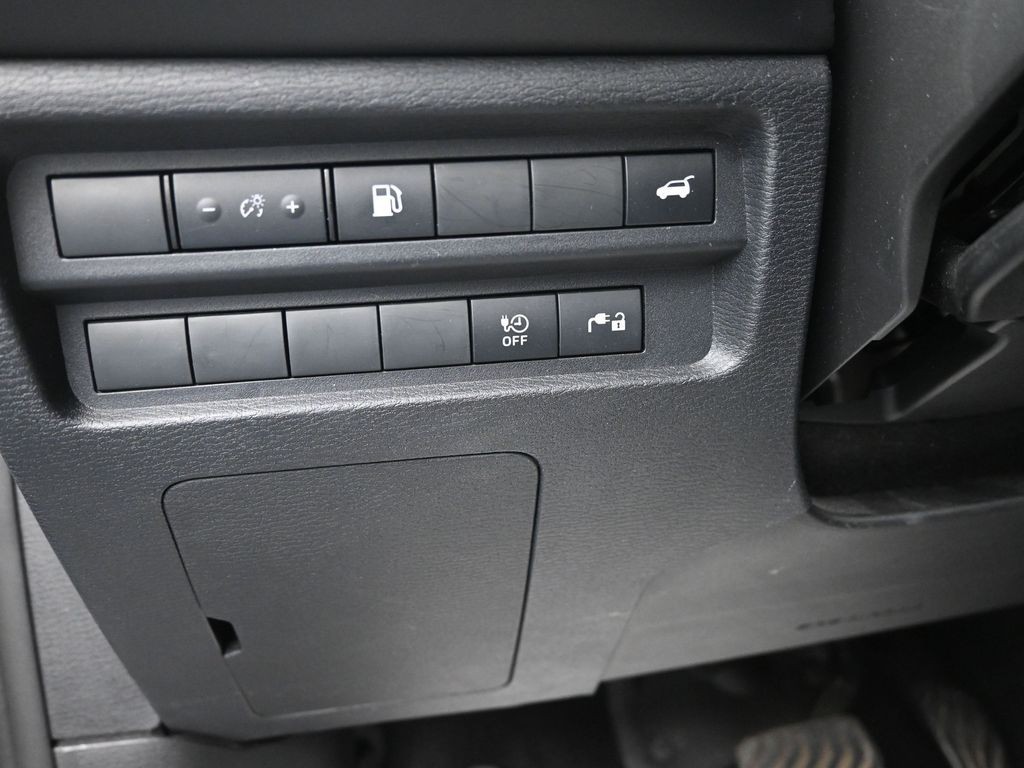 Mitsubishi Outlander PHEV Vehicle Full-screen Gallery Image 20