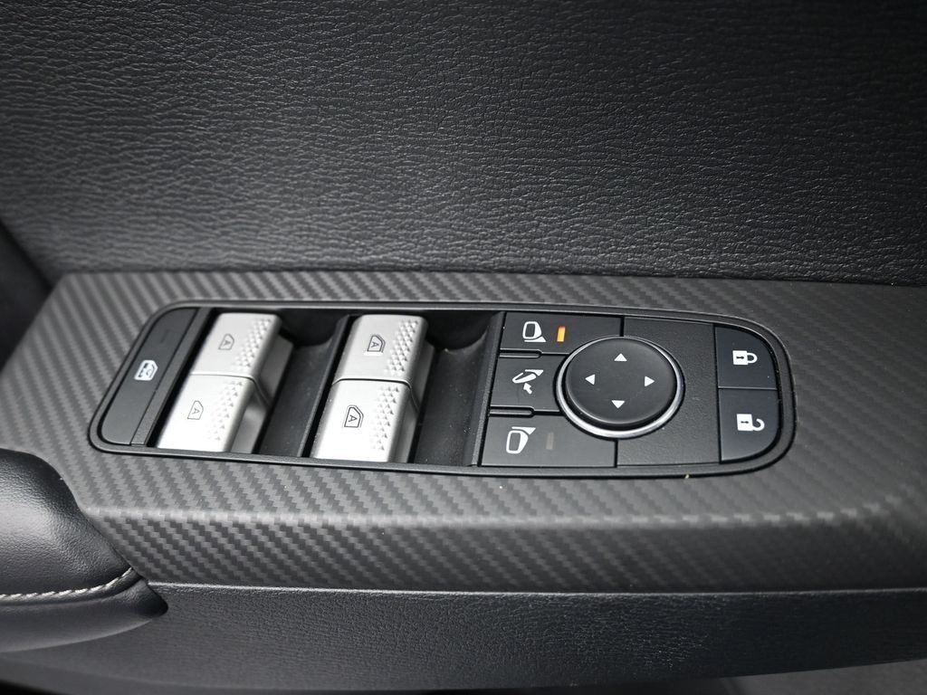 Mitsubishi Outlander PHEV Vehicle Full-screen Gallery Image 21