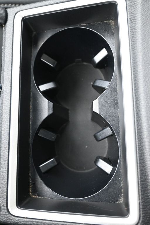 Mitsubishi Outlander PHEV Vehicle Full-screen Gallery Image 17