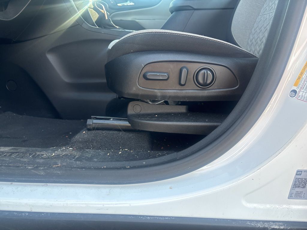 Chevrolet Equinox Vehicle Full-screen Gallery Image 2