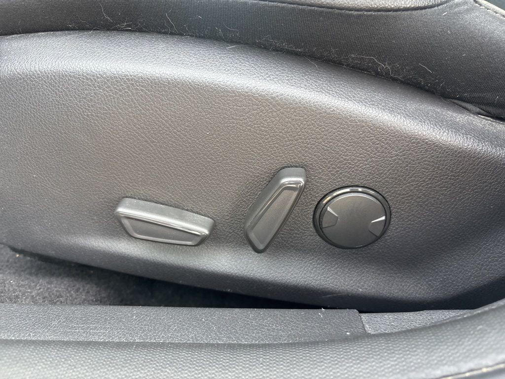 Ford Focus Hatchback Vehicle Full-screen Gallery Image 2