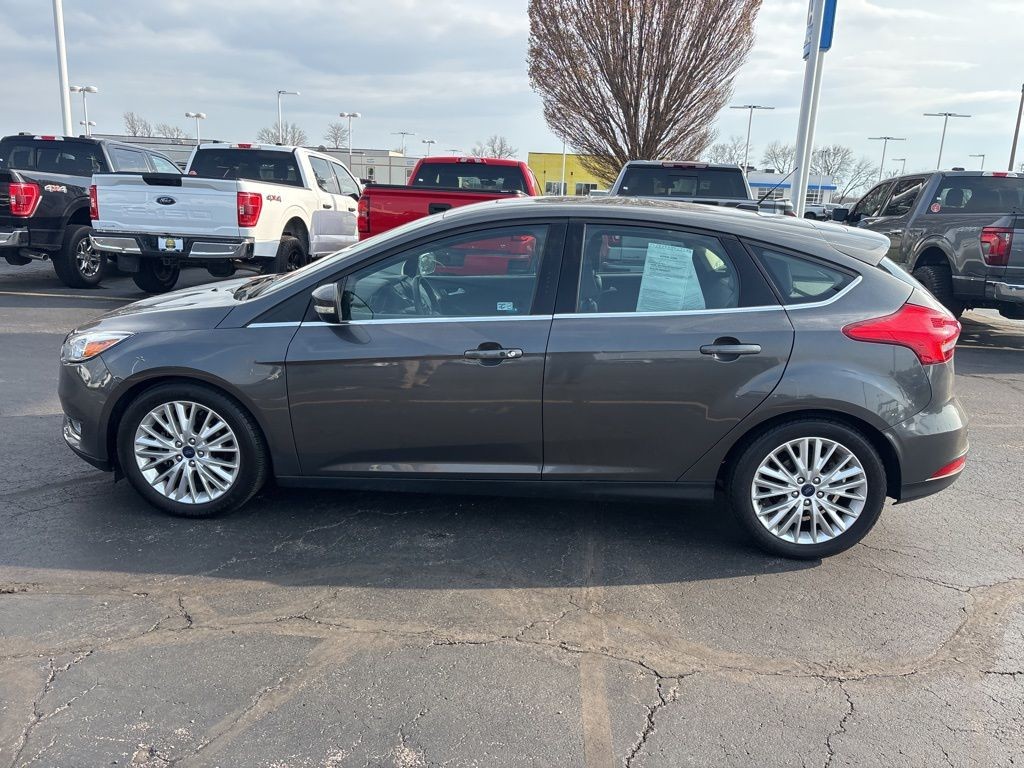 Ford Focus Hatchback Vehicle Full-screen Gallery Image 3