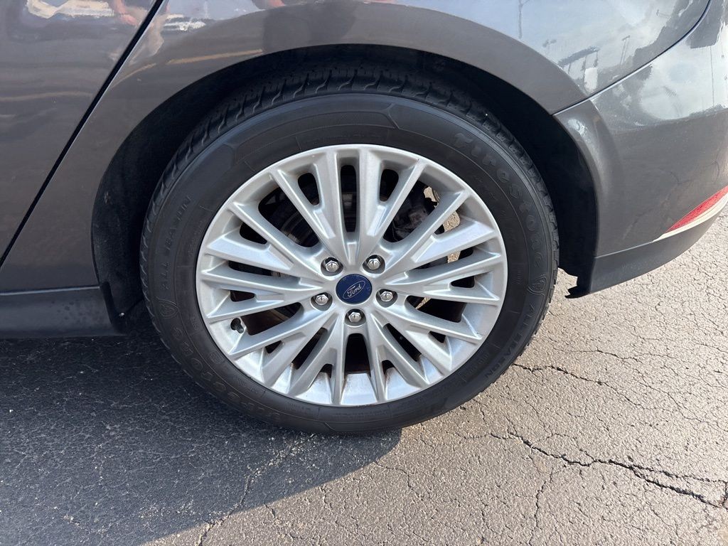 Ford Focus Hatchback Vehicle Full-screen Gallery Image 4