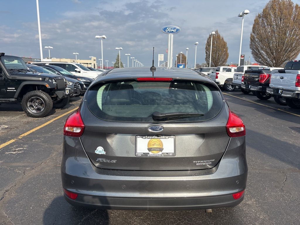 Ford Focus Hatchback Vehicle Full-screen Gallery Image 5