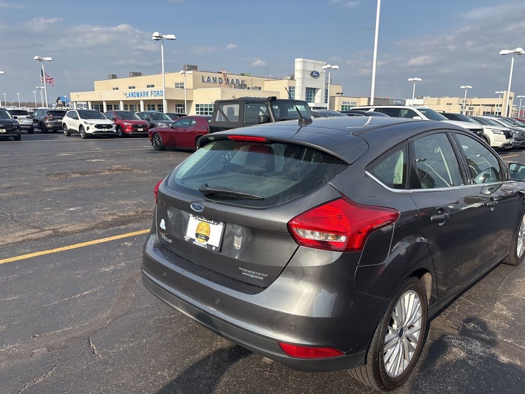 Ford Focus Hatchback Vehicle Full-screen Gallery Image 6