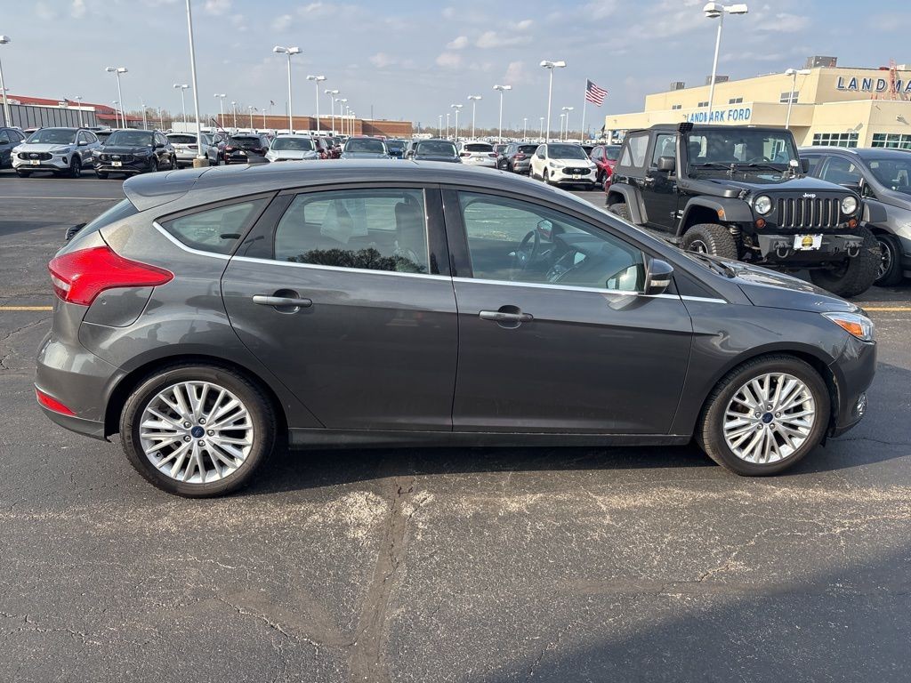 Ford Focus Hatchback Vehicle Full-screen Gallery Image 7