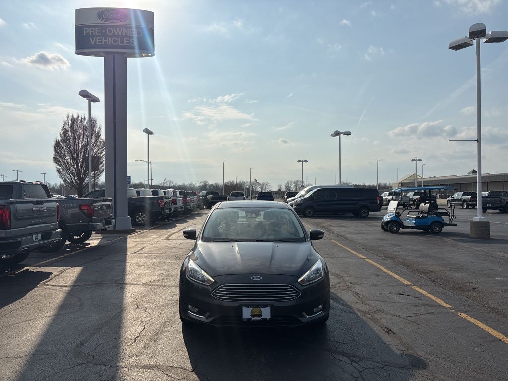 Ford Focus Hatchback Vehicle Full-screen Gallery Image 8