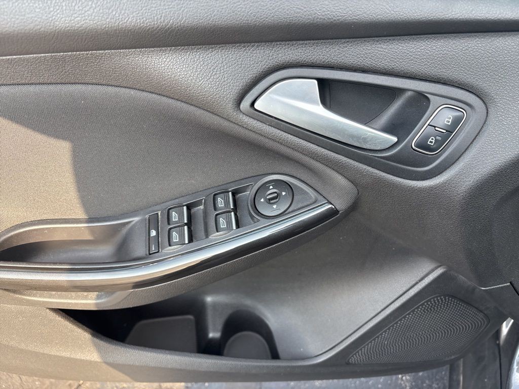 Ford Focus Hatchback Vehicle Full-screen Gallery Image 9