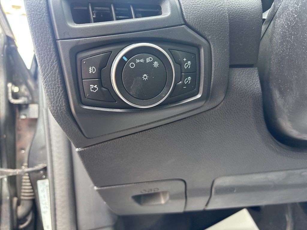 Ford Focus Hatchback Vehicle Full-screen Gallery Image 10