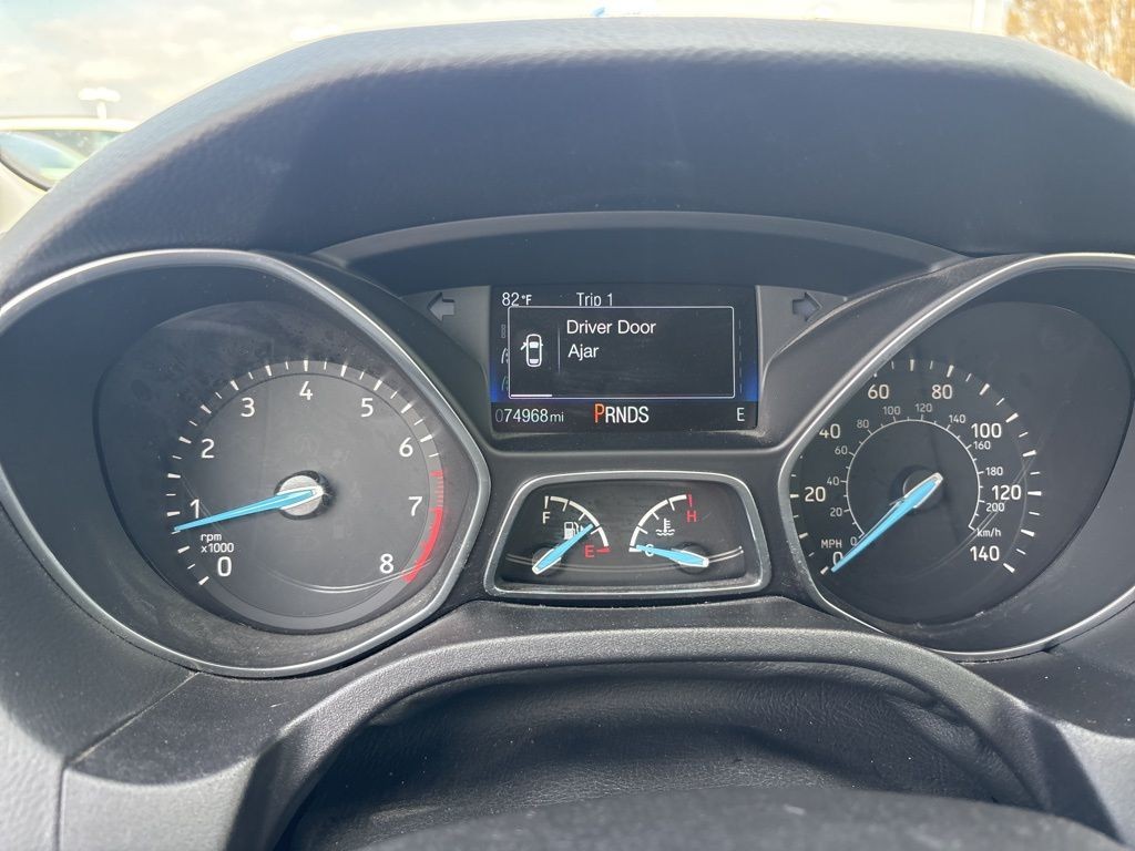 Ford Focus Hatchback Vehicle Full-screen Gallery Image 11