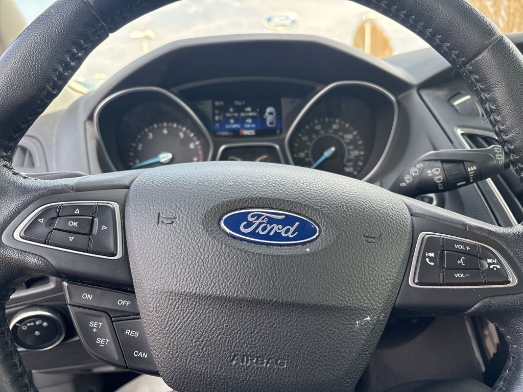 Ford Focus Hatchback Vehicle Full-screen Gallery Image 12