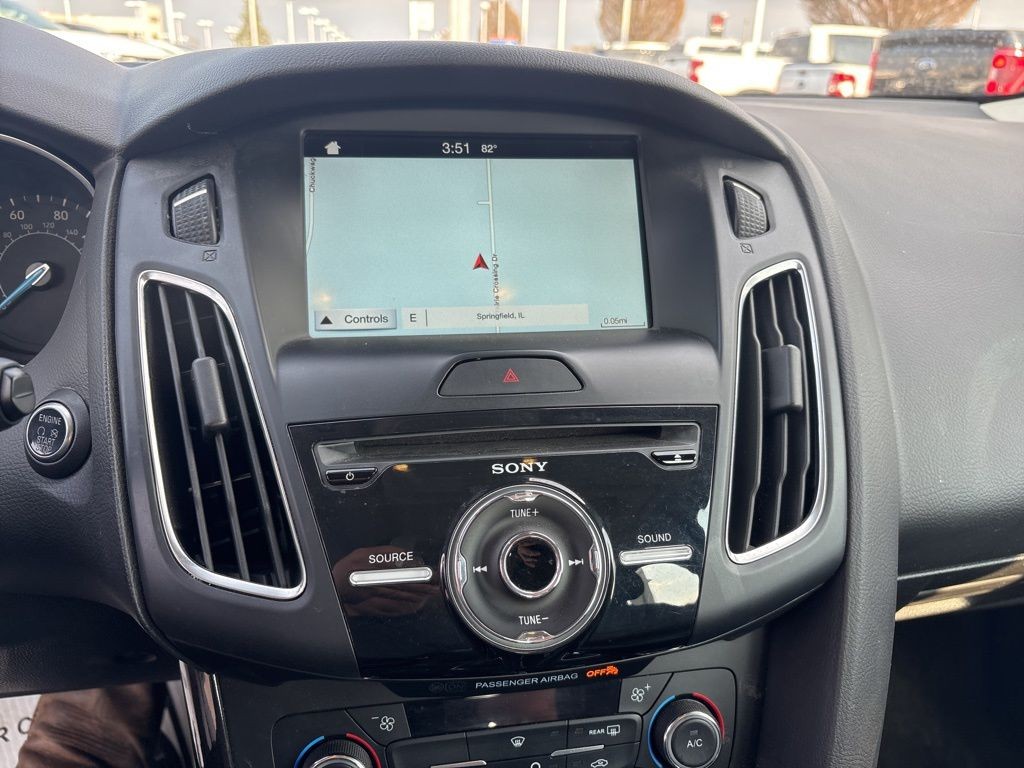 Ford Focus Hatchback Vehicle Full-screen Gallery Image 13