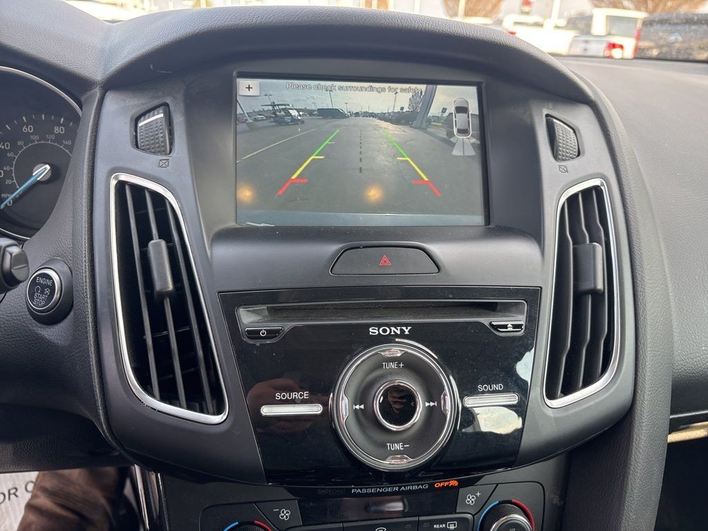 Ford Focus Hatchback Vehicle Full-screen Gallery Image 14