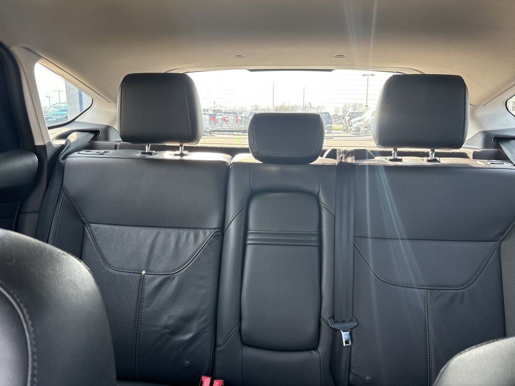 Ford Focus Hatchback Vehicle Full-screen Gallery Image 15