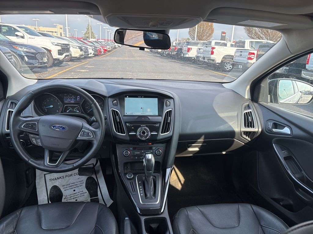 Ford Focus Hatchback Vehicle Full-screen Gallery Image 16