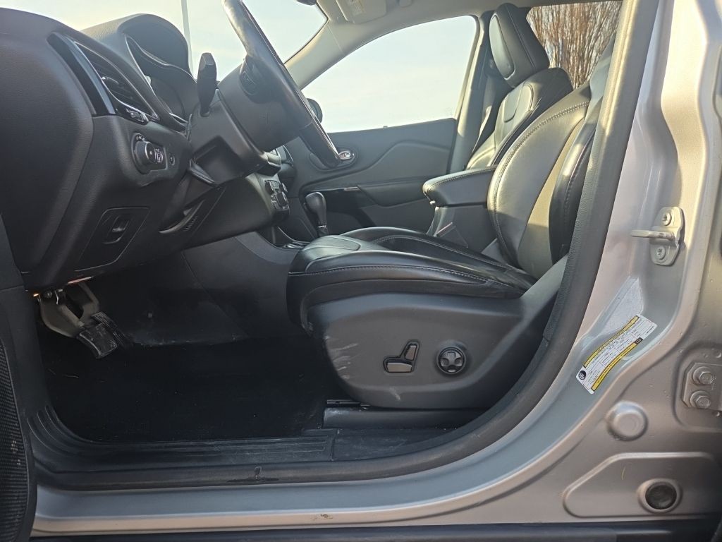 Jeep Cherokee Vehicle Full-screen Gallery Image 2