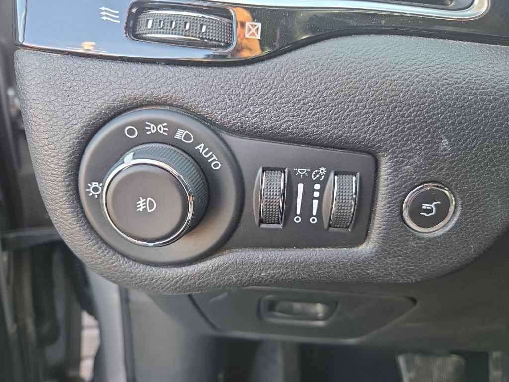 Jeep Cherokee Vehicle Full-screen Gallery Image 10