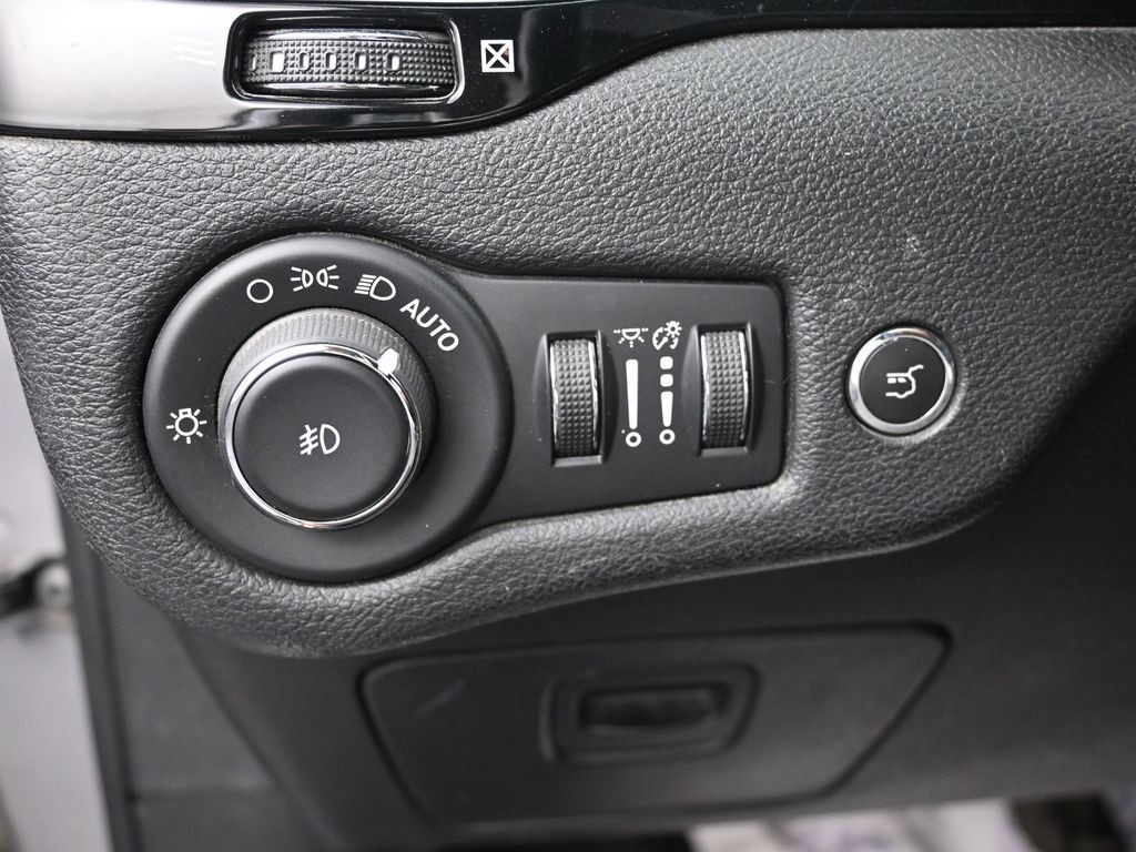 Jeep Cherokee Vehicle Full-screen Gallery Image 19