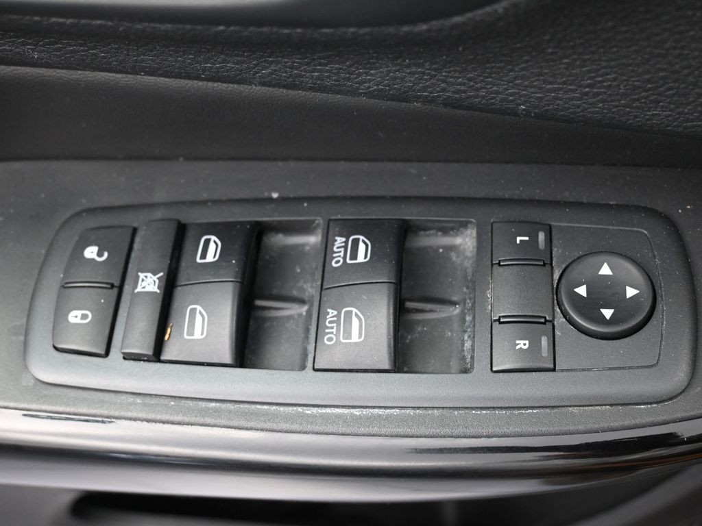 Jeep Cherokee Vehicle Full-screen Gallery Image 20