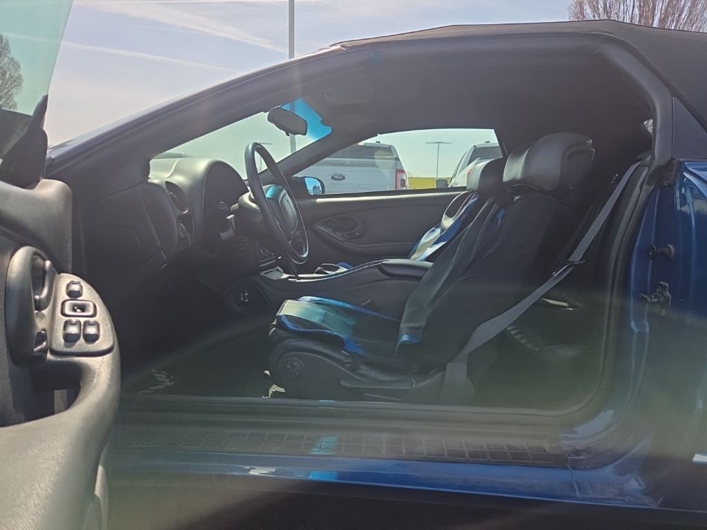 Pontiac Firebird Vehicle Full-screen Gallery Image 2