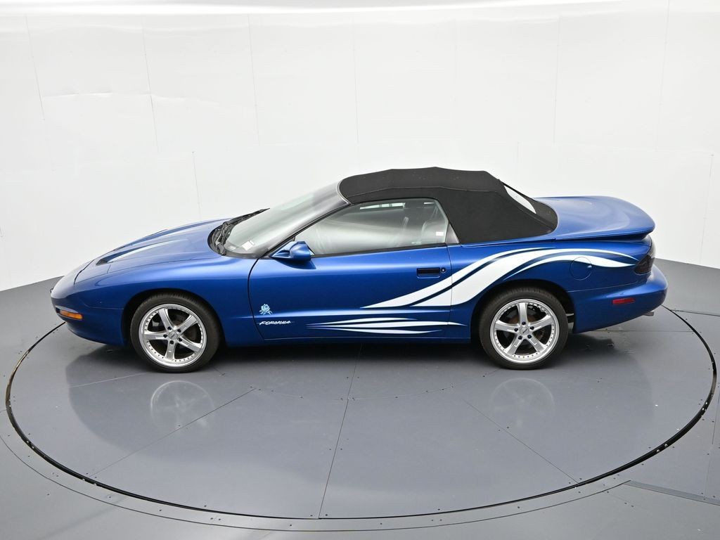 Pontiac Firebird Vehicle Full-screen Gallery Image 17