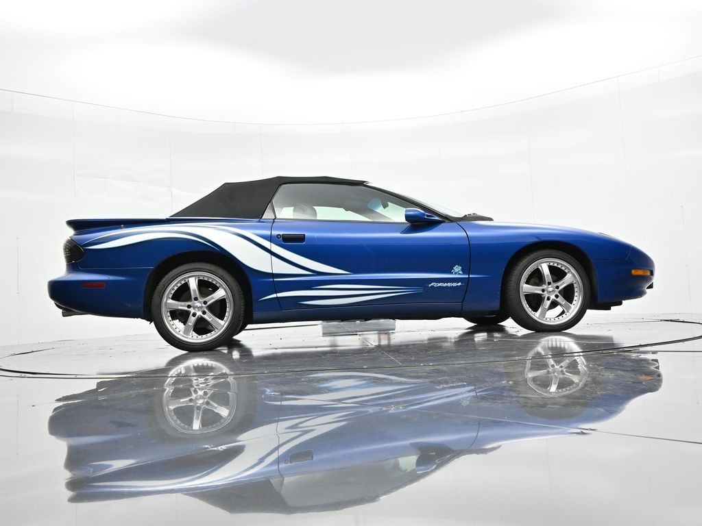 Pontiac Firebird Vehicle Full-screen Gallery Image 21