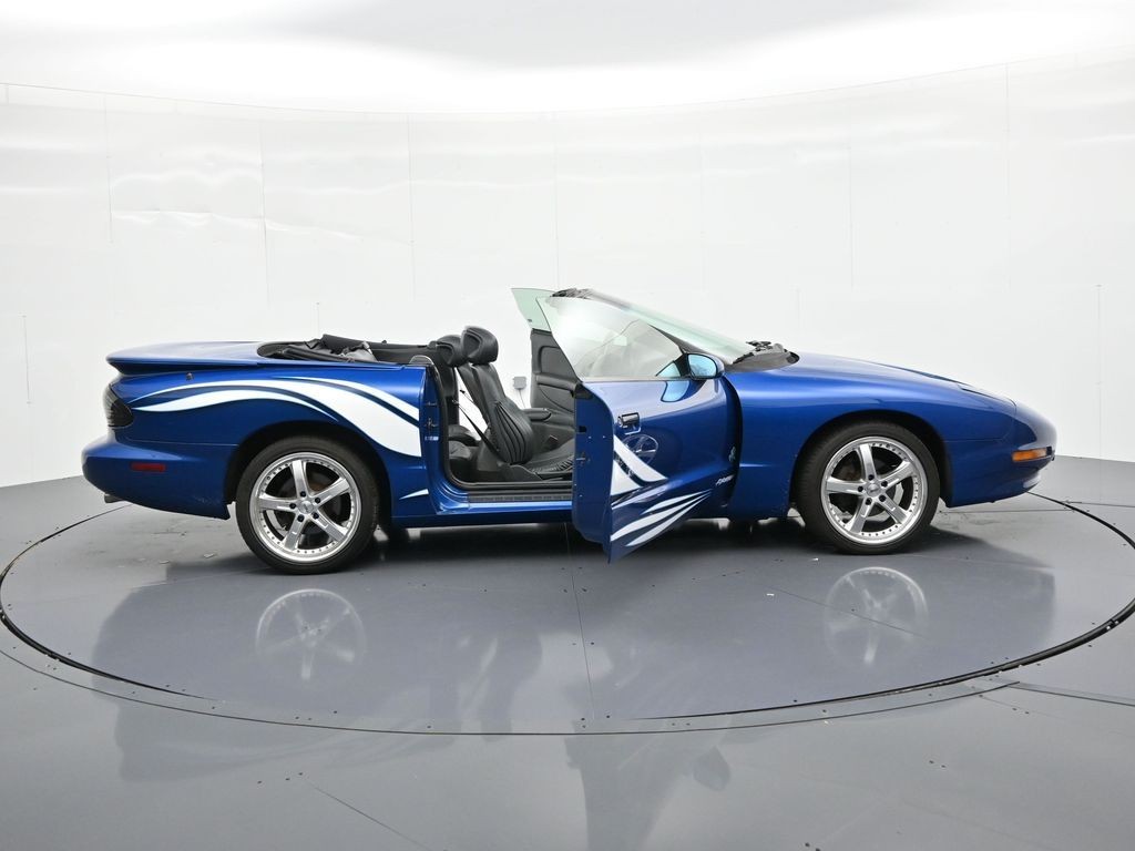Pontiac Firebird Vehicle Full-screen Gallery Image 22
