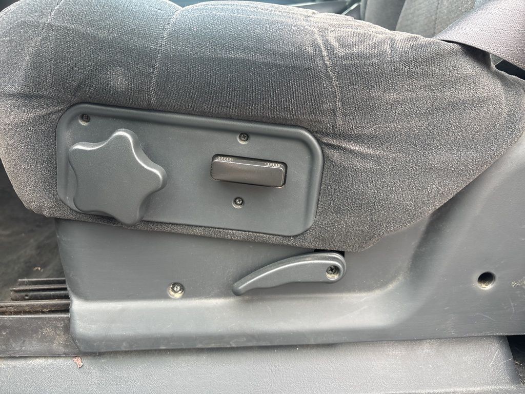 Chevrolet Silverado 1500 Vehicle Full-screen Gallery Image 2